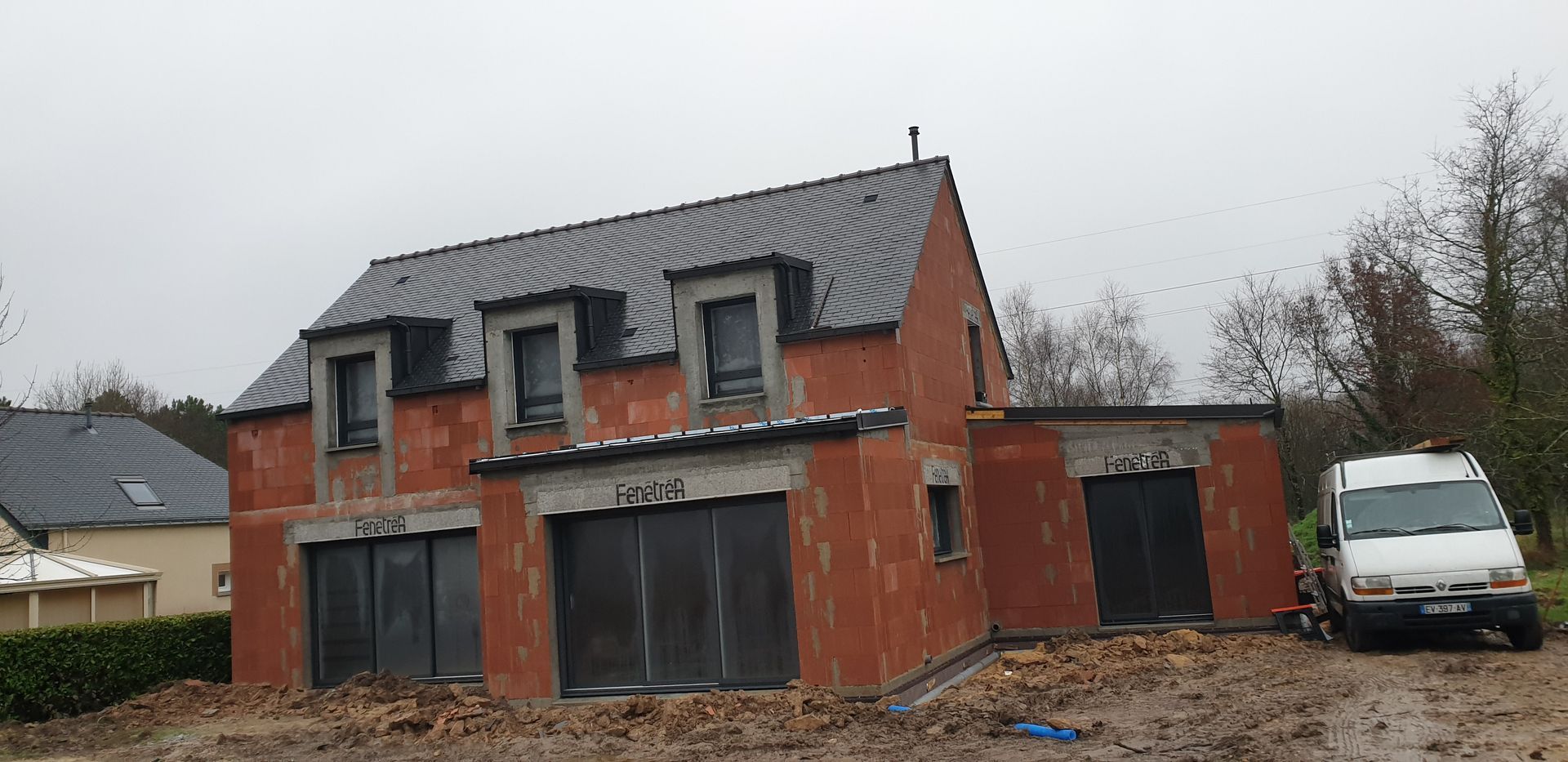 Toiture en ardoise sur une maison en brique