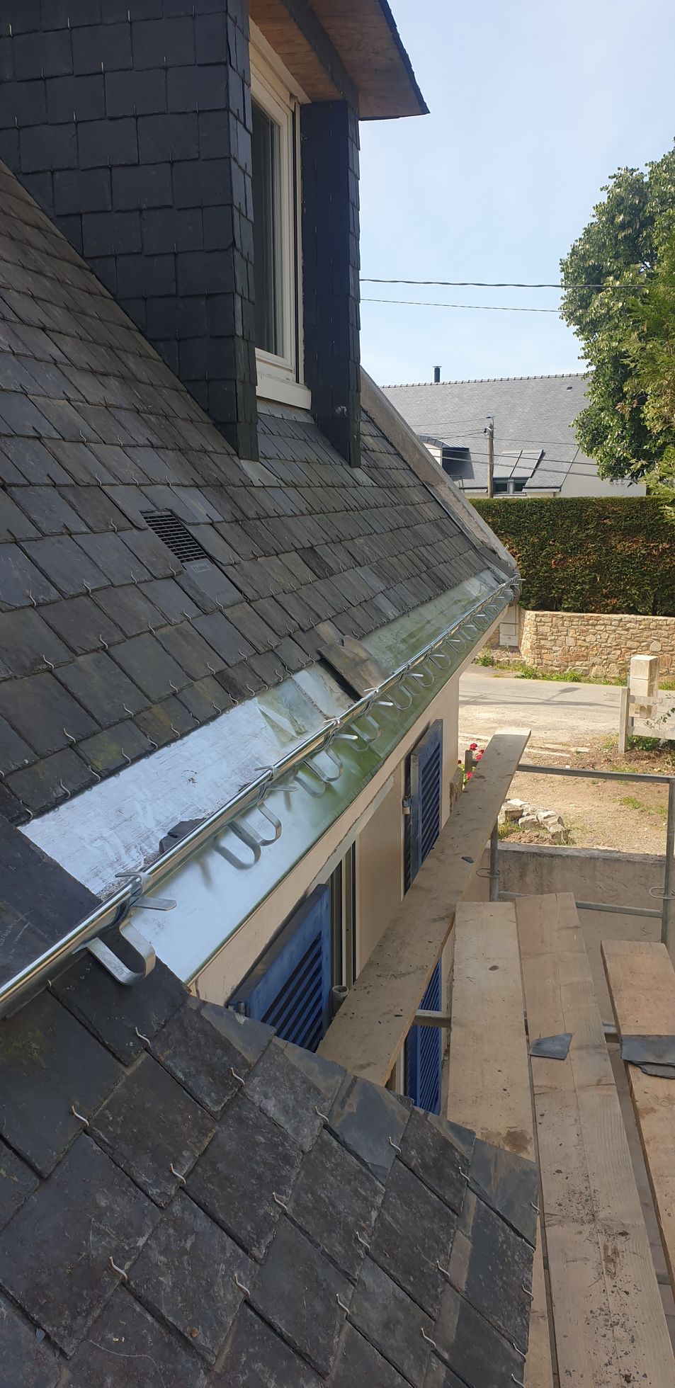 Pose de zinguerie sur le rebord du toit