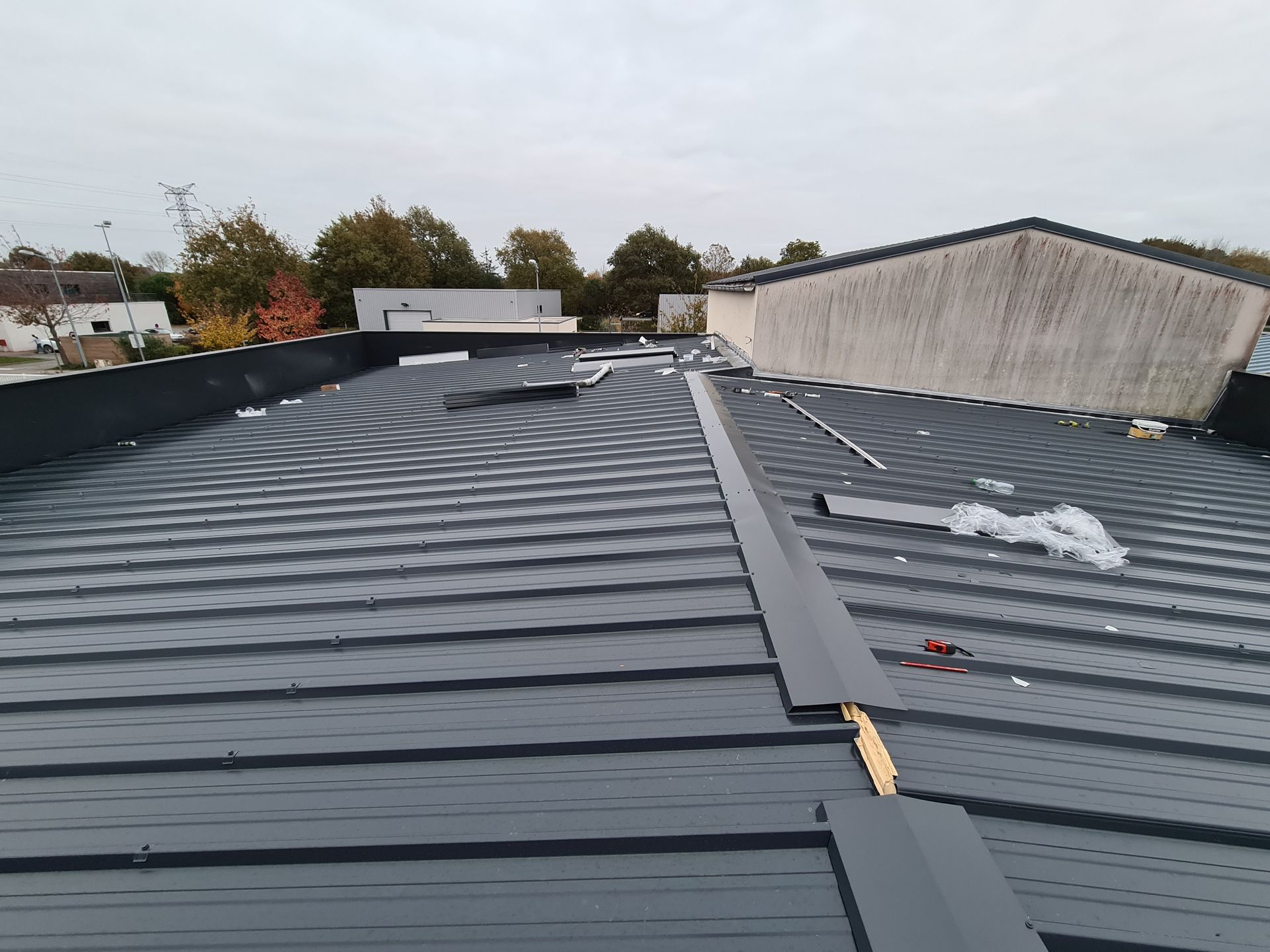 Pose de la zinguerie sur un toit