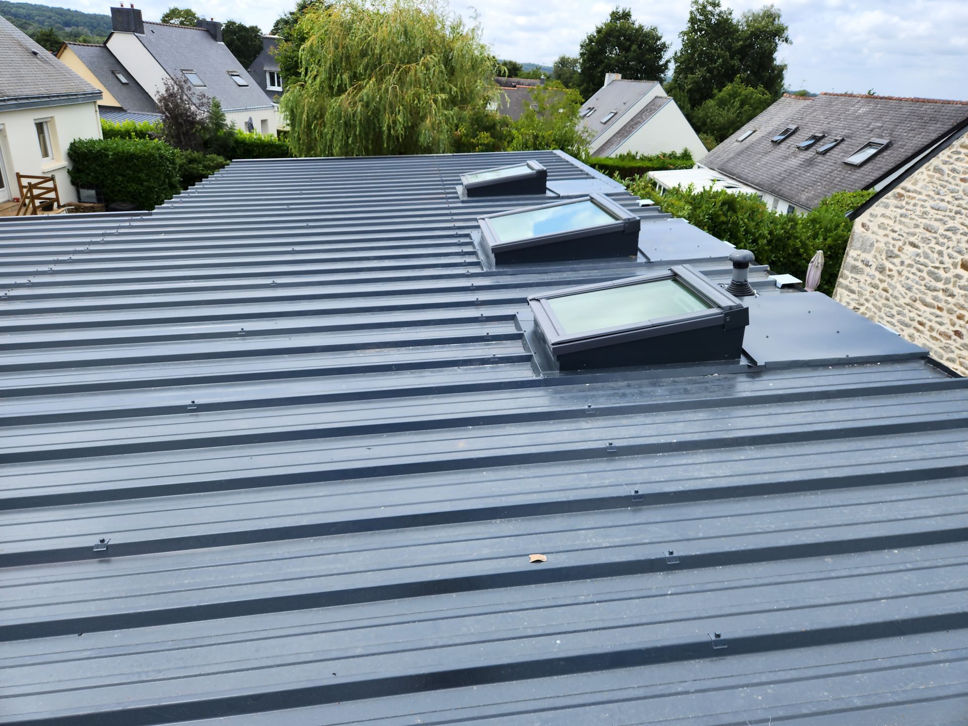 Toit en tôle avec 3 fenêtres de toit