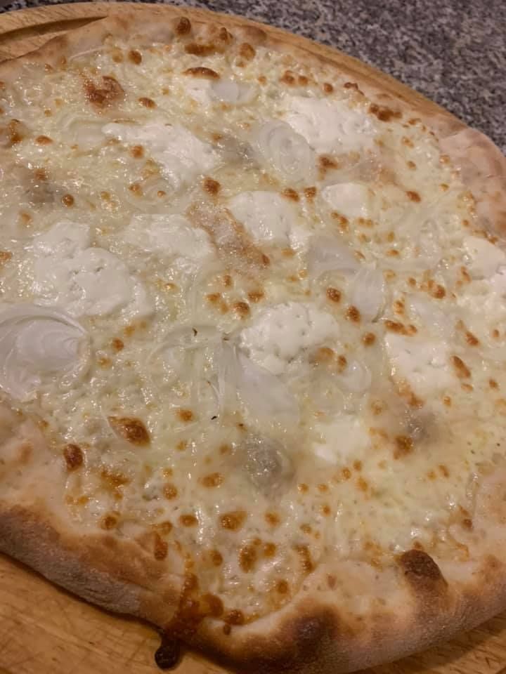 Pizza formaggio e cipolla - Al Portico pizzeria d'aporto