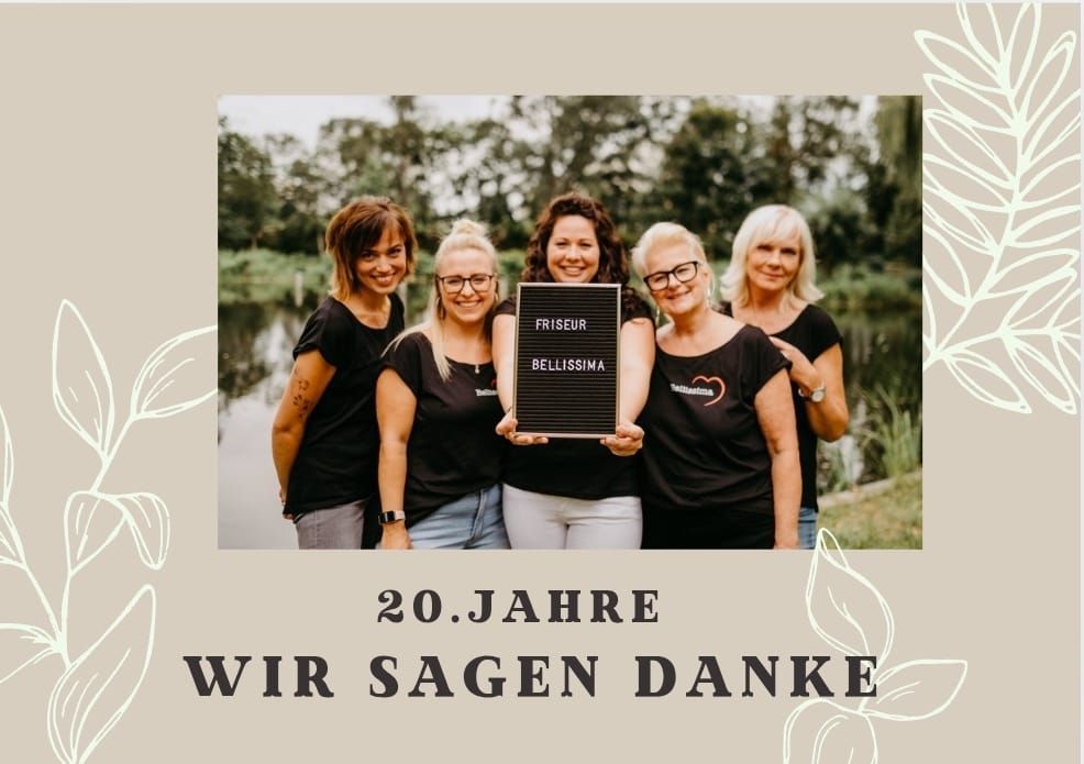 Fünf Frauen halten ein Schild hoch und feiern ihr 20-jähriges Jubiläum. Auf dem Schild steht: „Wir sagen Danke“.