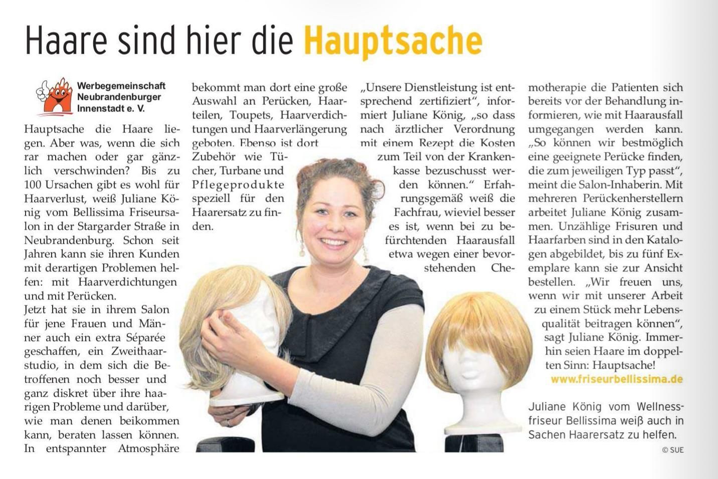 Frau hält Perücken in der Hand und lächelt in einem Geschäft mit Texten über Haare.