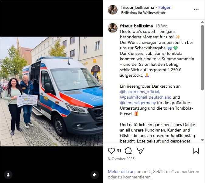 Menschen stehen neben einem Lieferwagen, in dem ein großer Scheck liegt. Auf dem Scheck und dem Lieferwagen ist Text zu erkennen.