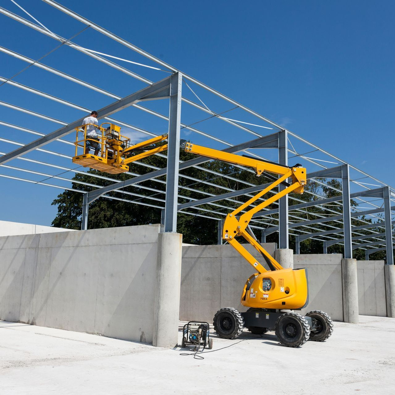 Nacelle articulée jaune en pleine activité