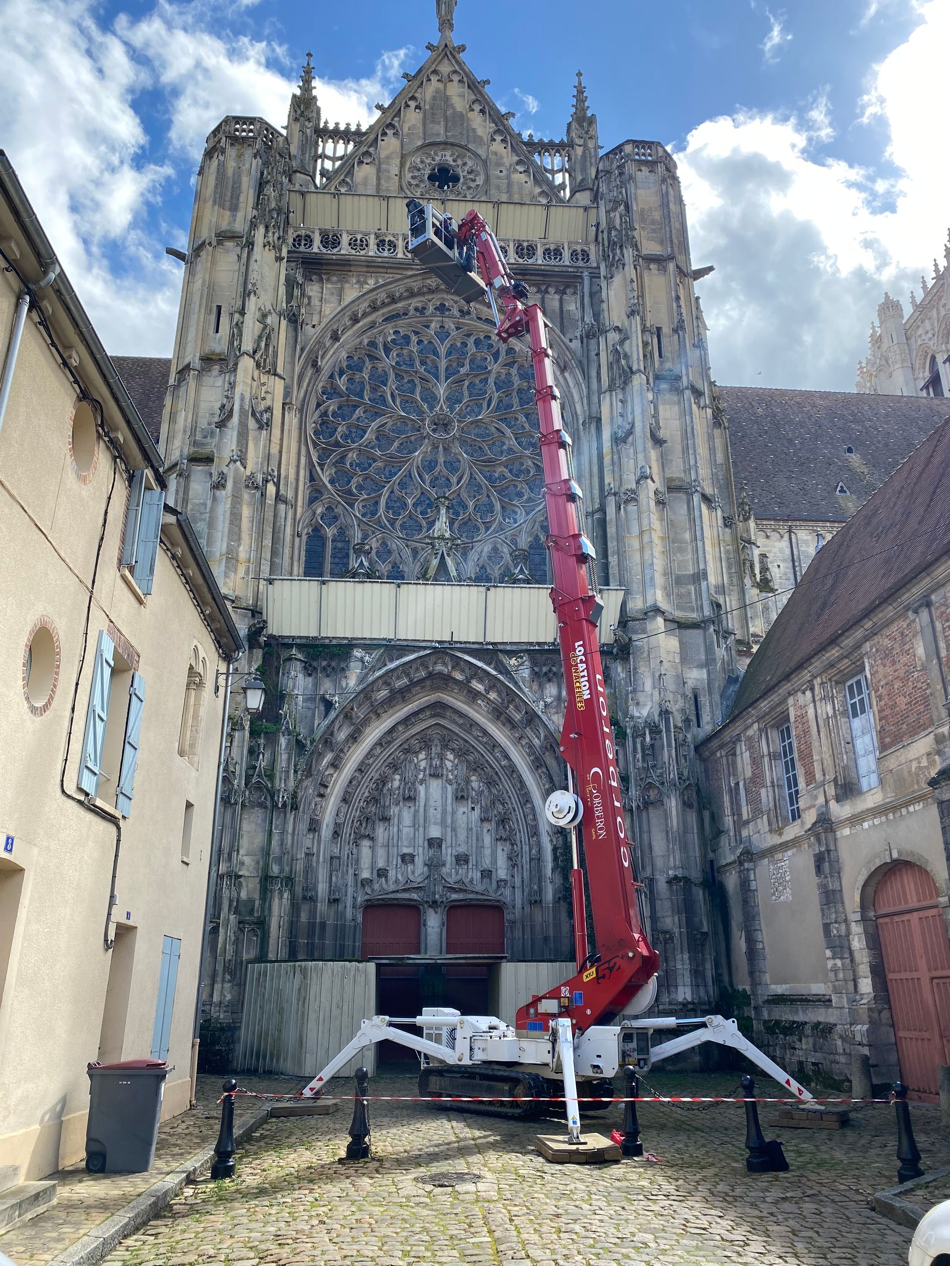 Nacelle araignée rouge devant église