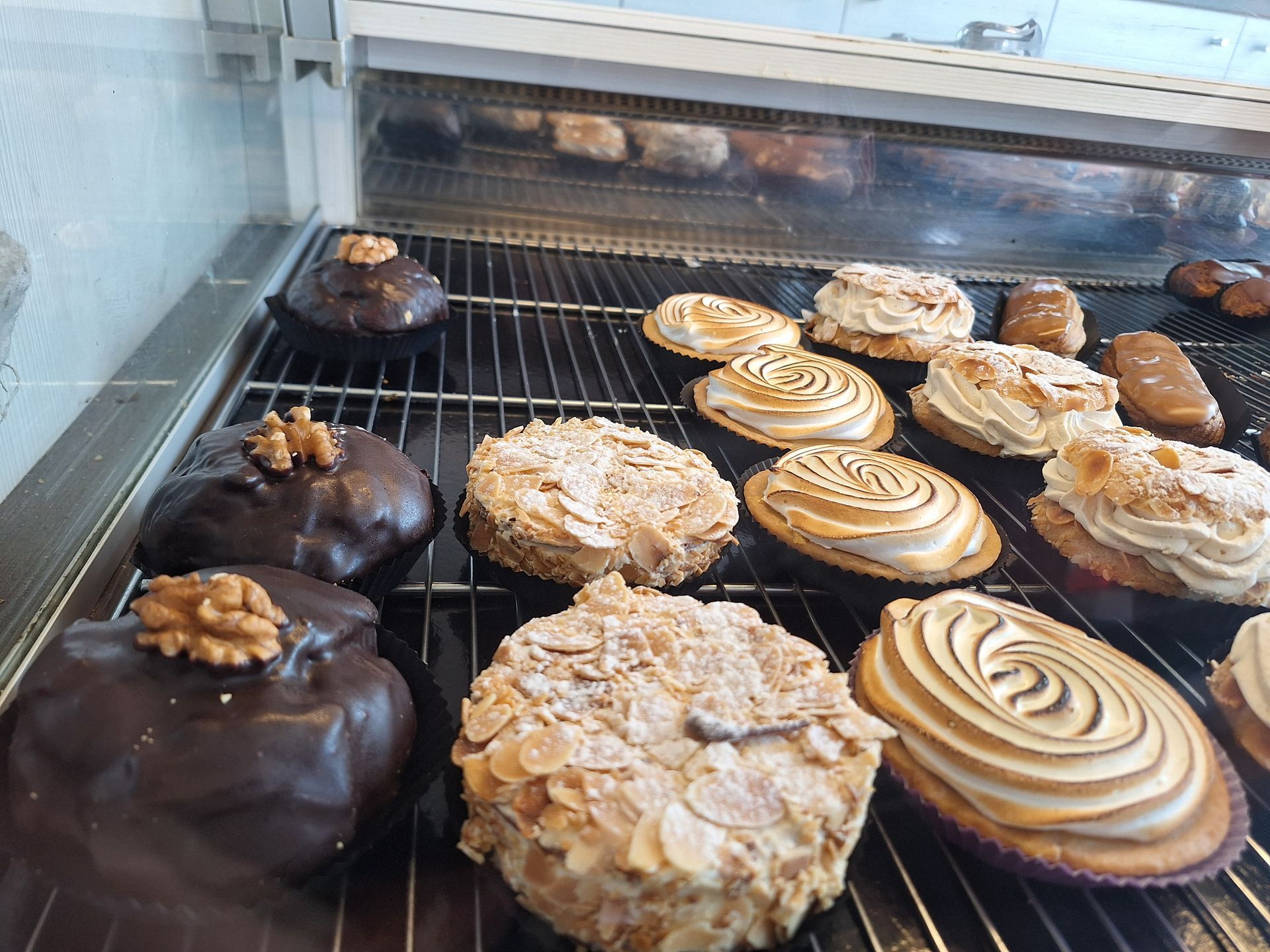 Des pâtisseries dont une tarte au citron meringuée