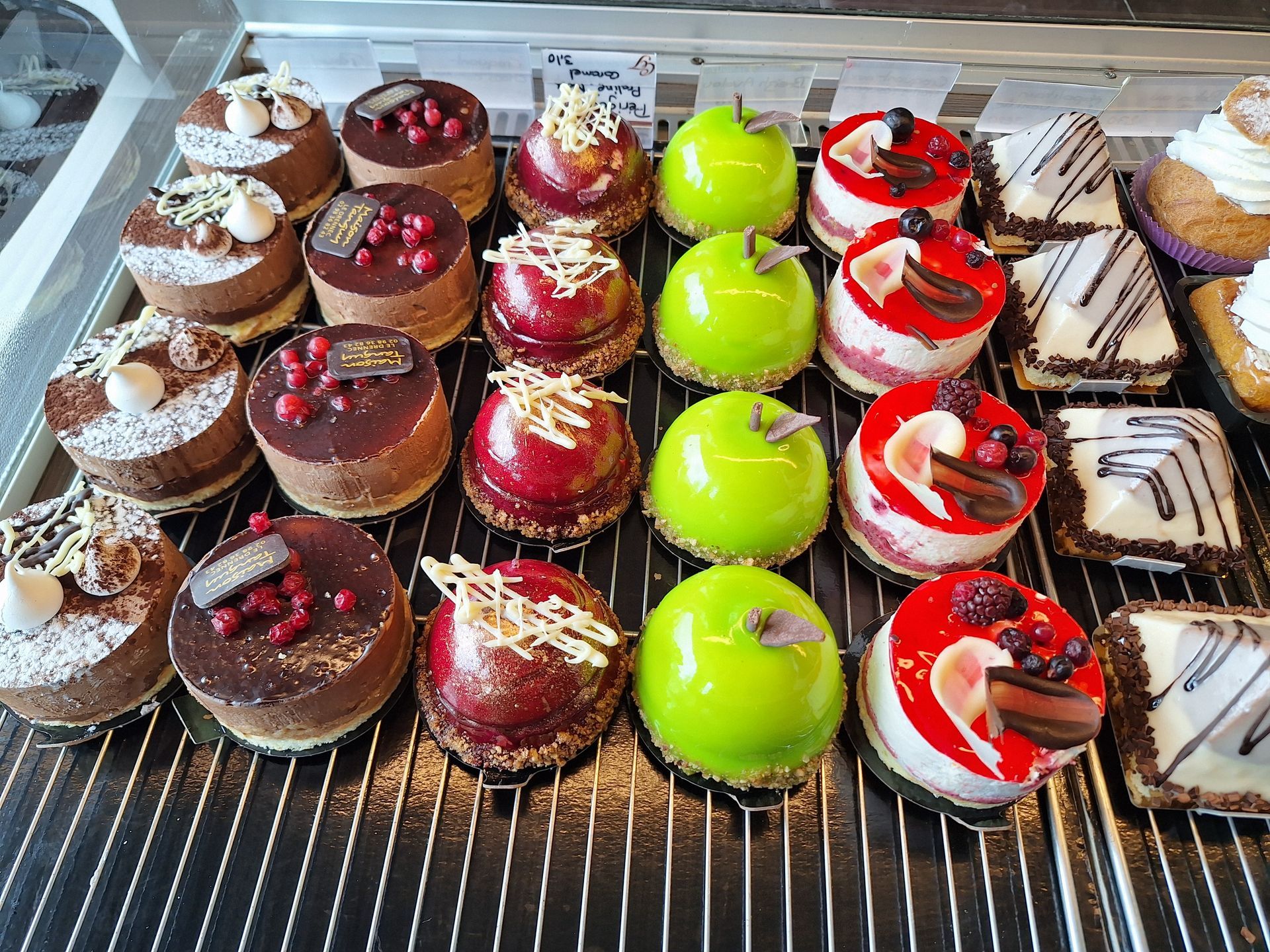 Différentes pâtisseries bien rangées en ligne