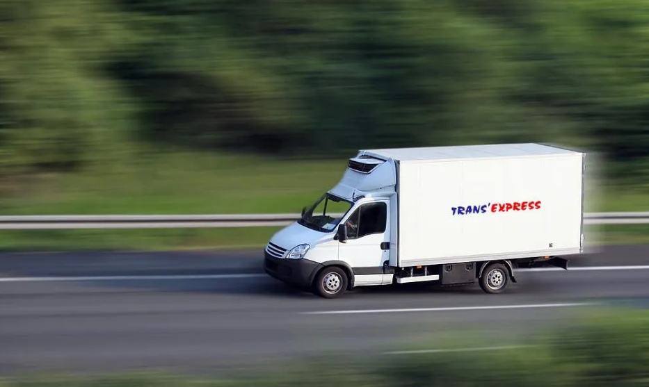 Un véhicule en circulation avec la mention TRANS'EXPRESS