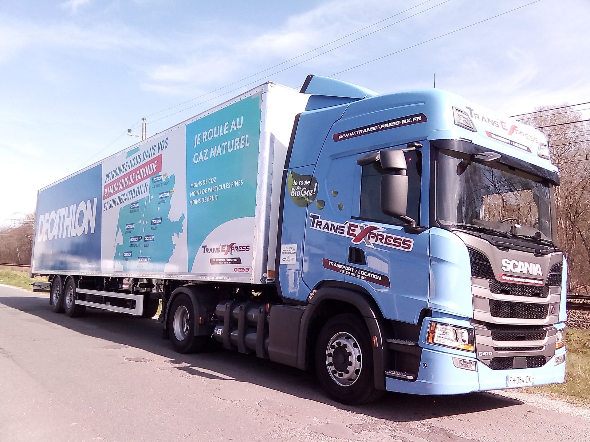 Un camion poids lourds avec la mention TRANS'EXPRESS