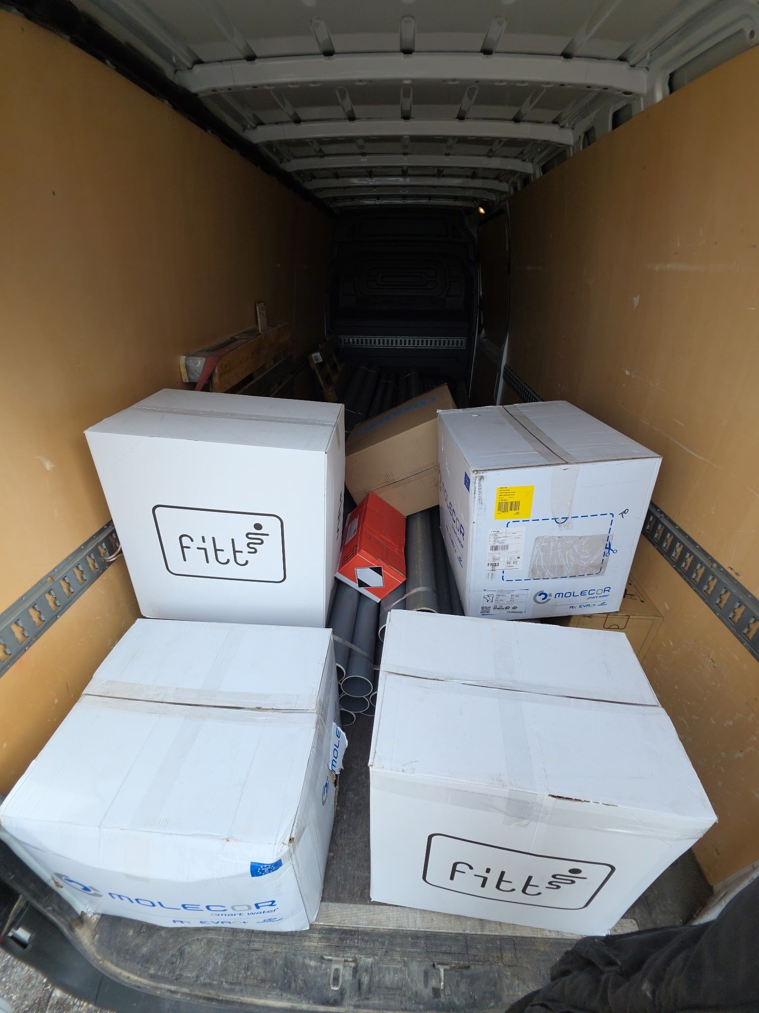 Des cartons blancs dans un véhicule de transport