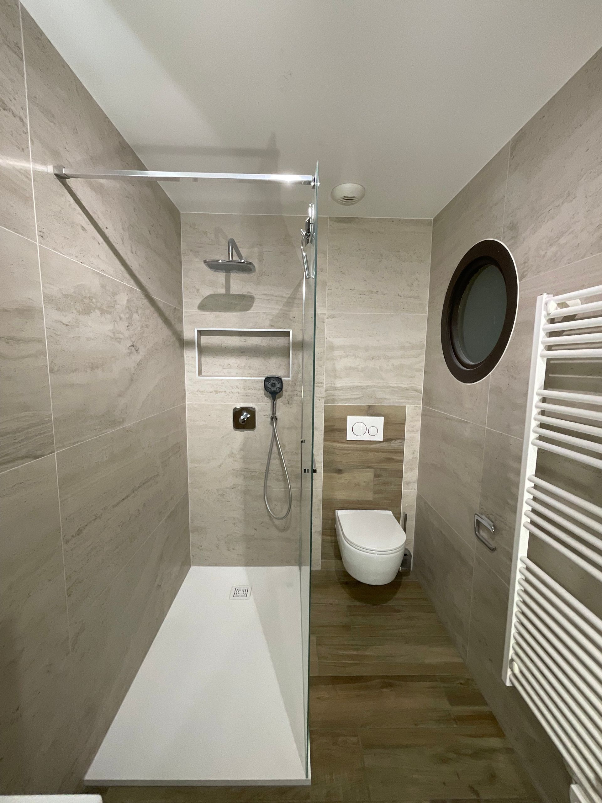 Salle de bains avec wc et douche