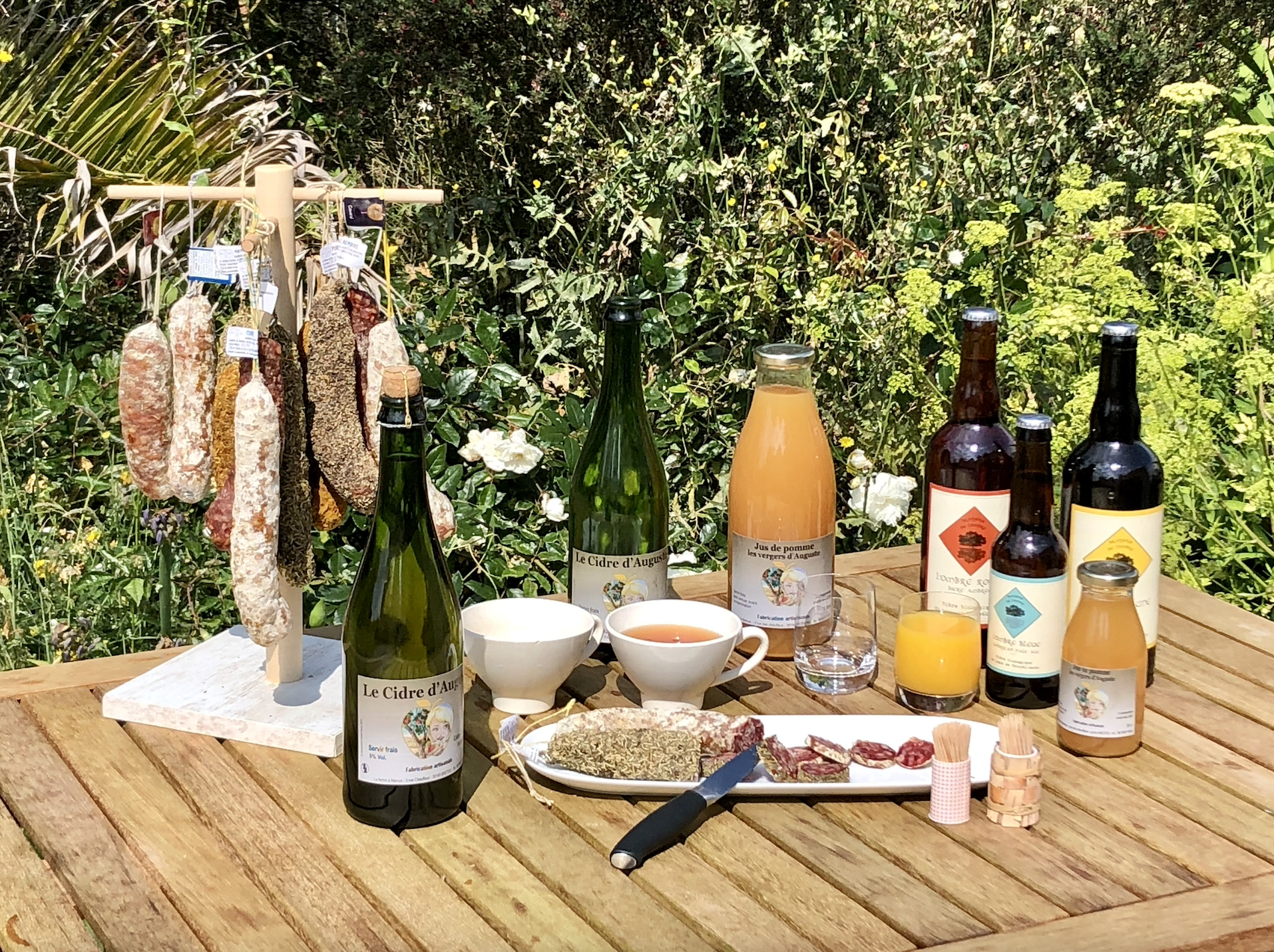 Un table en bois avec des produits artisanaux dessus