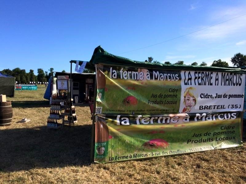 Des affiches et des produits artisanaux à l'extérieur