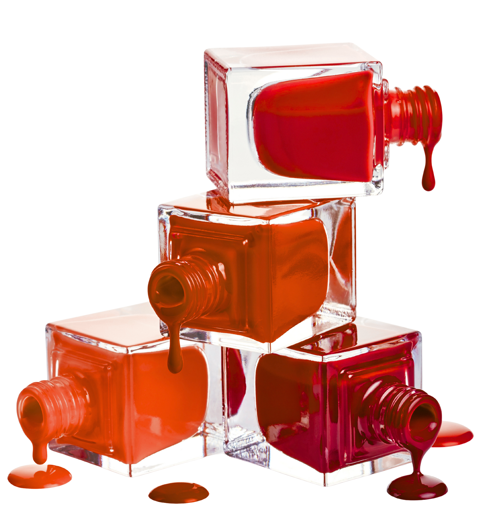 Des flacons de vernis à ongles empilés, des teintes rouges qui débordent.