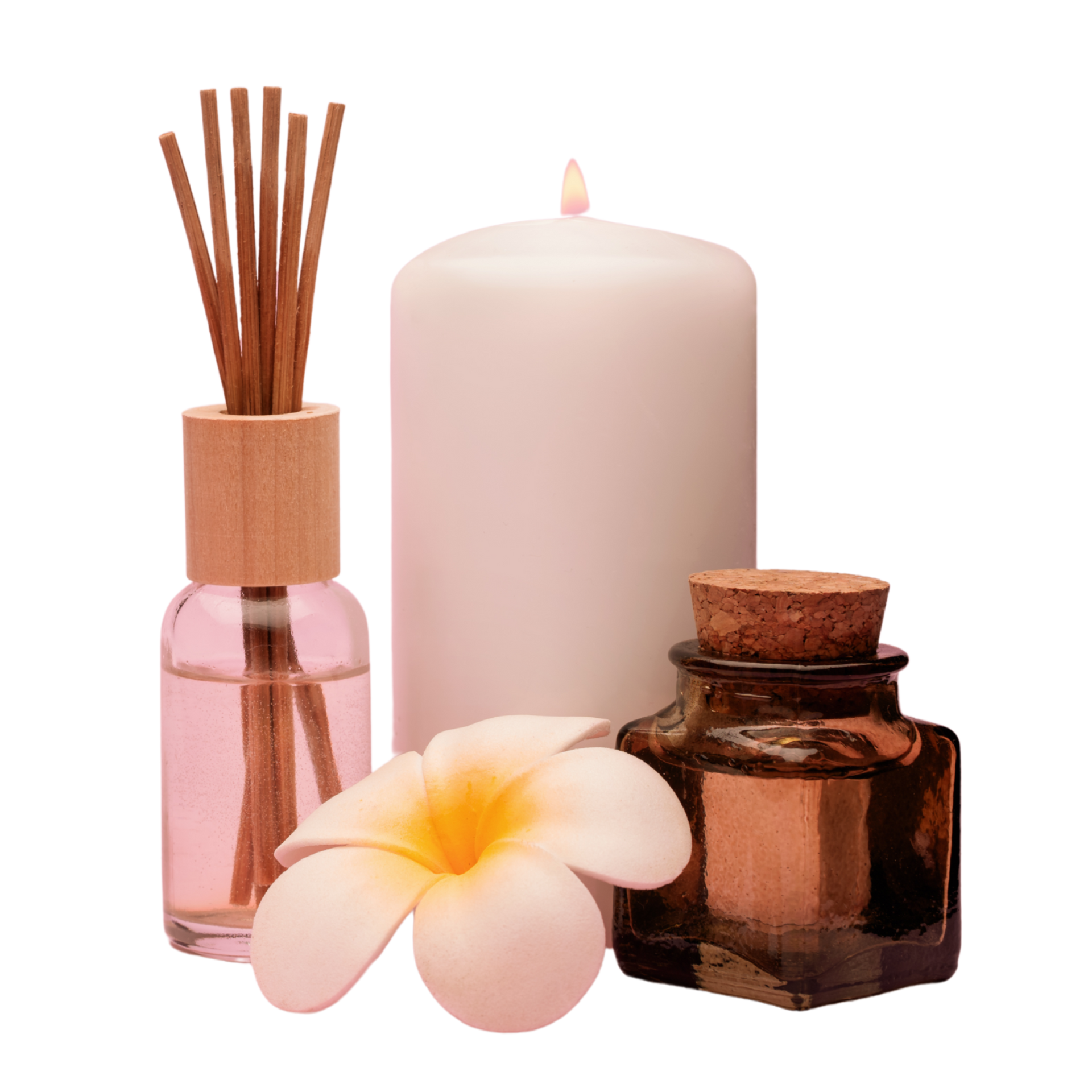 Coffret d'aromathérapie : diffuseur avec bâtonnets, bougie allumée, flacon d'huile essentielle, fleur, sur fond blanc.