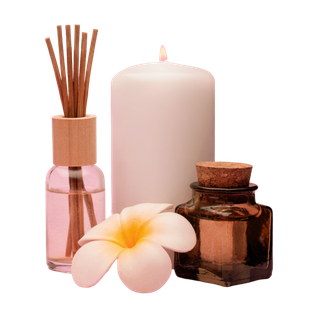 Coffret d'aromathérapie : diffuseur avec bâtonnets, bougie allumée, flacon d'huile essentielle, fleur, sur fond blanc.
