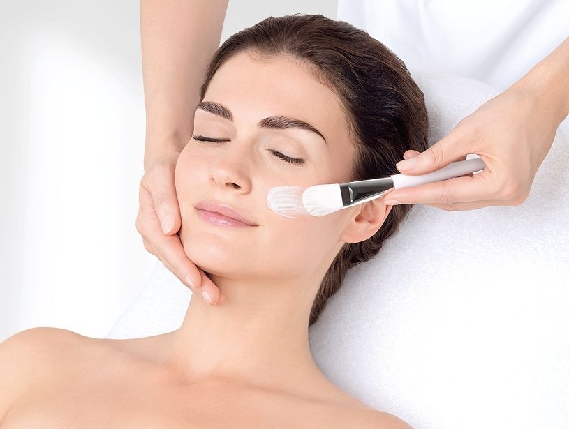 Personne recevant un soin du visage.