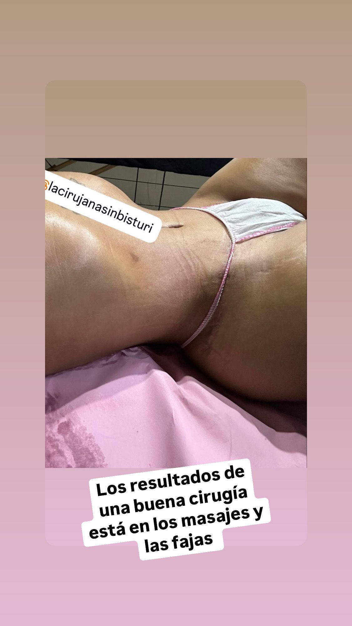 Una mujer está acostada en una cama con las piernas cruzadas.