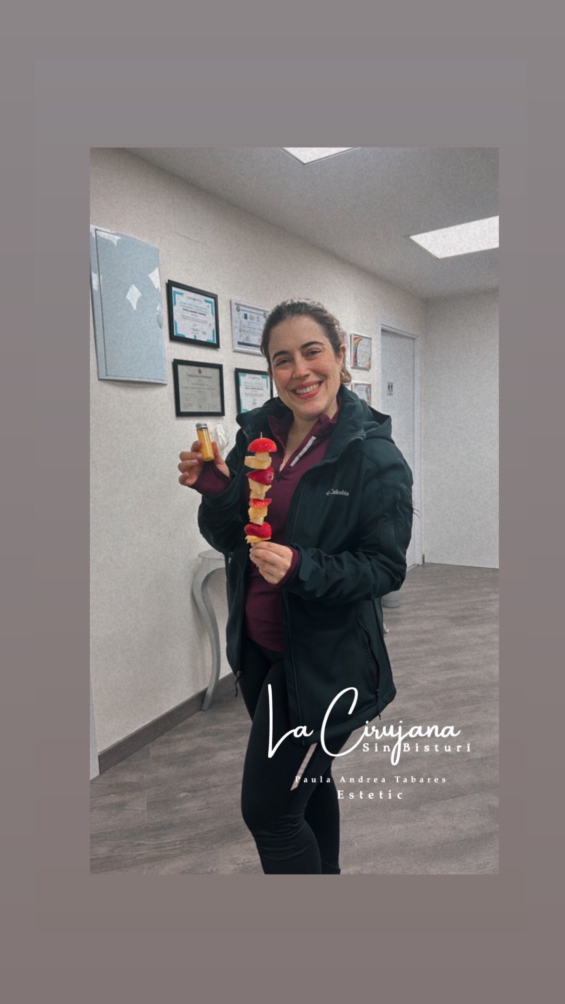 Una mujer está parada en un pasillo sosteniendo un pincho de comida.