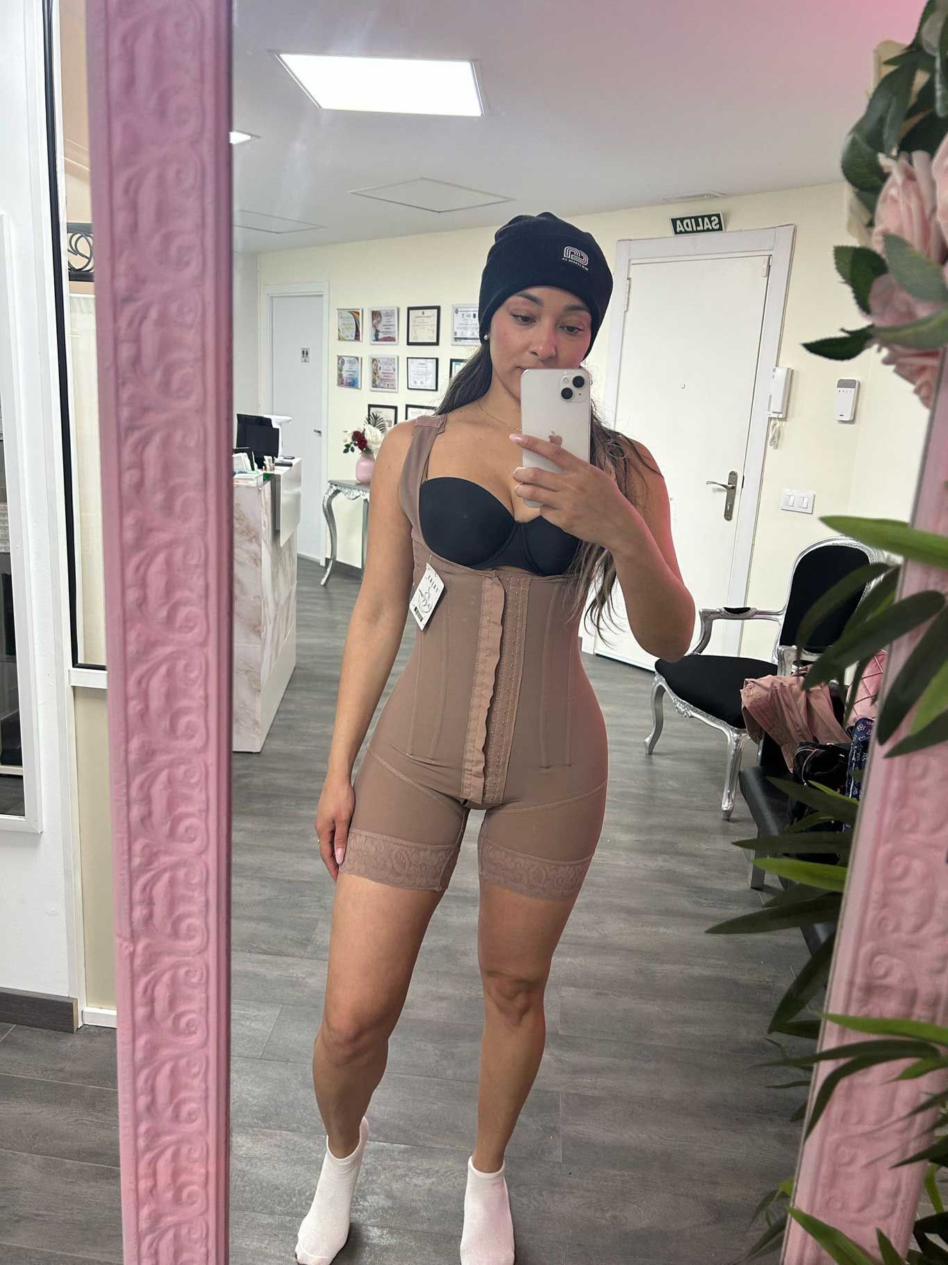 Una mujer se toma un selfie frente a un espejo.