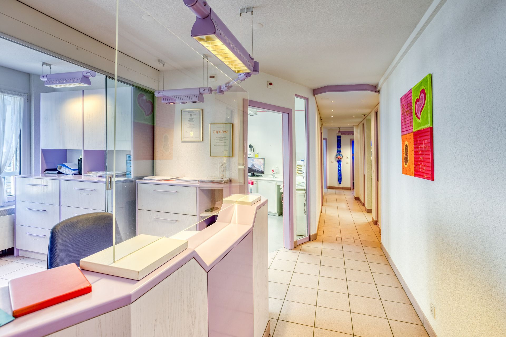 Un long couloir avec un comptoir violet au milieu