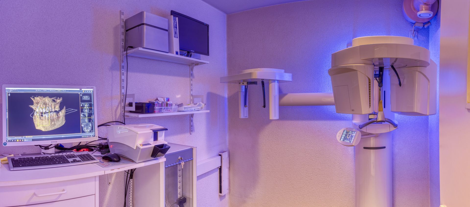 Un cabinet dentaire équipé d'un ordinateur et d'un appareil de radiographie dentaire.