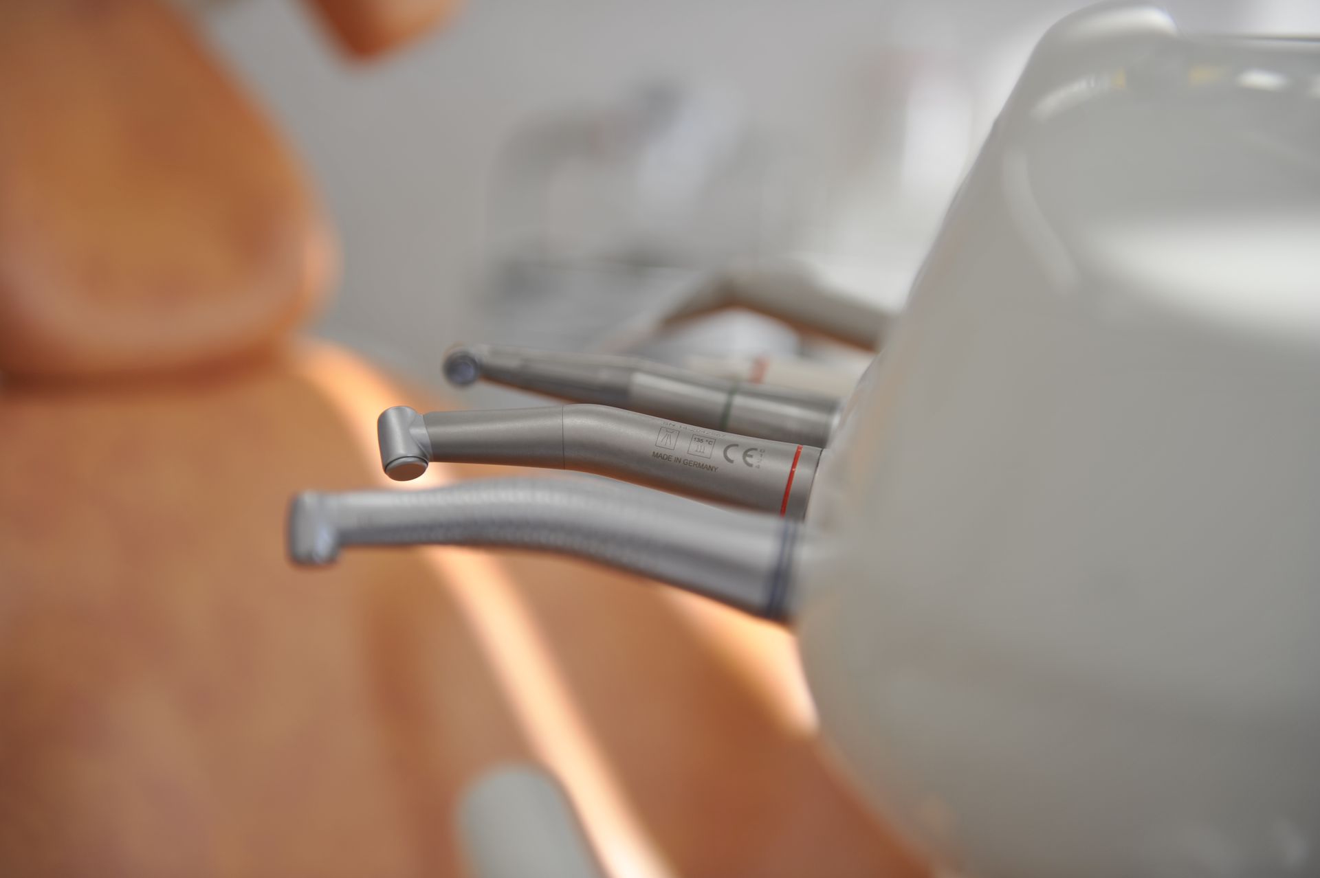 Un gros plan d'une chaise dentaire avec un tas d'instruments dentaires dessus.