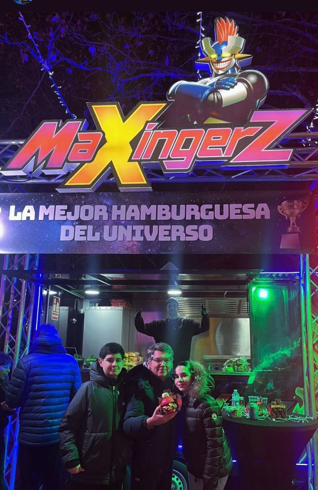 Un trío se encuentra frente al puesto de comida