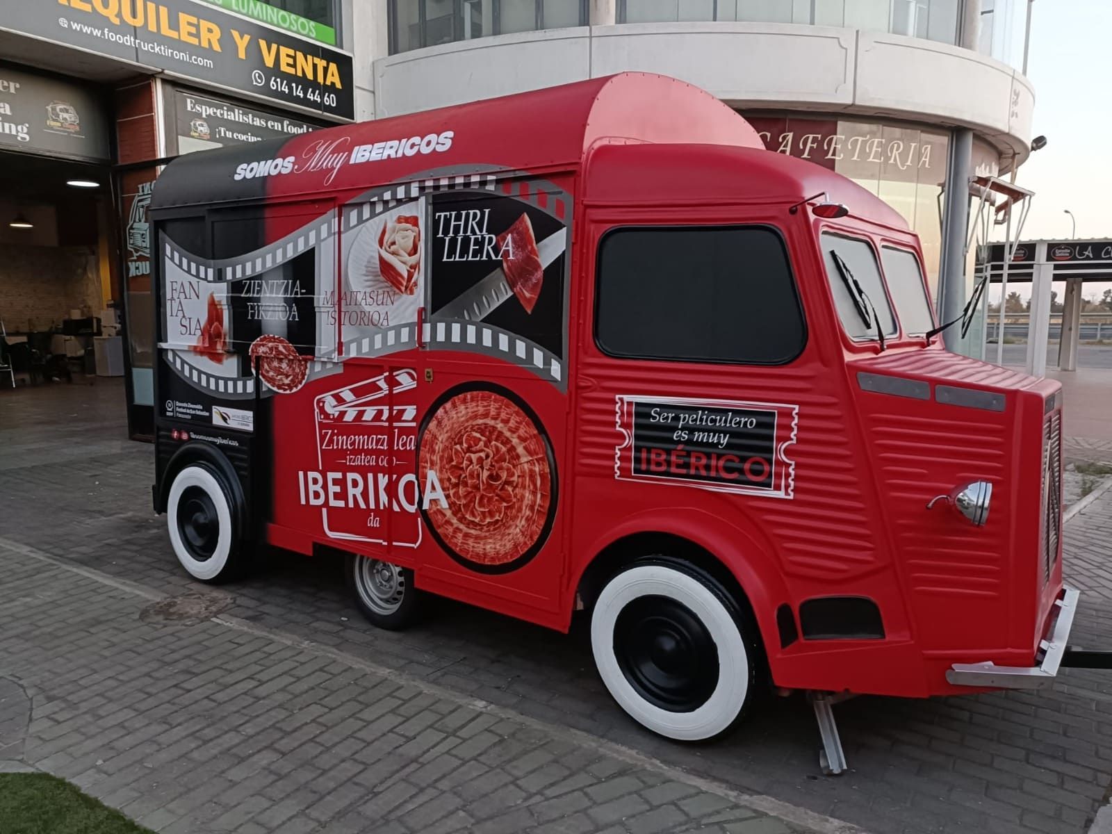 Un camión de comida rojo, con la marca