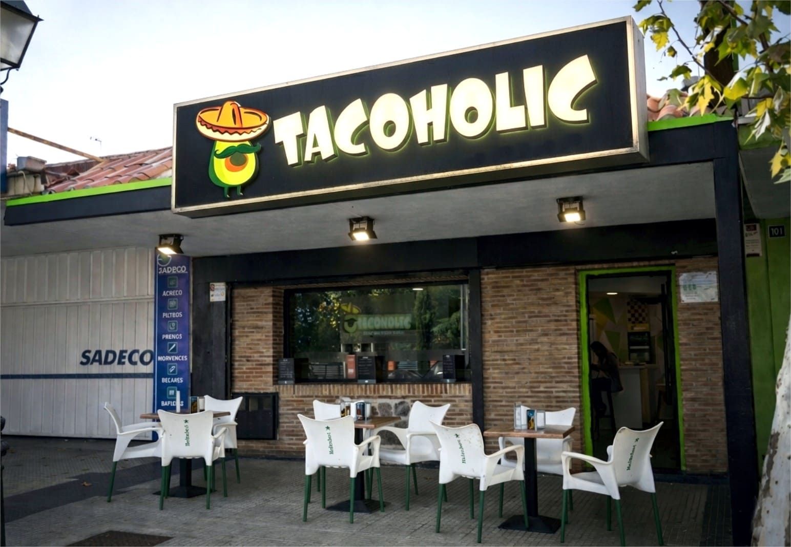 Un local de restaurante llamado