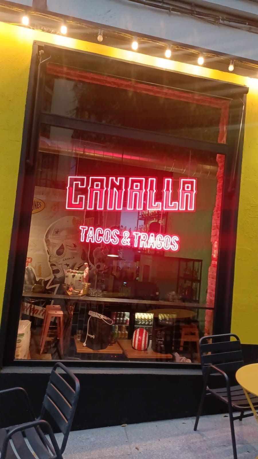 Un escaparate con un letrero de neón rojo brillante que dice