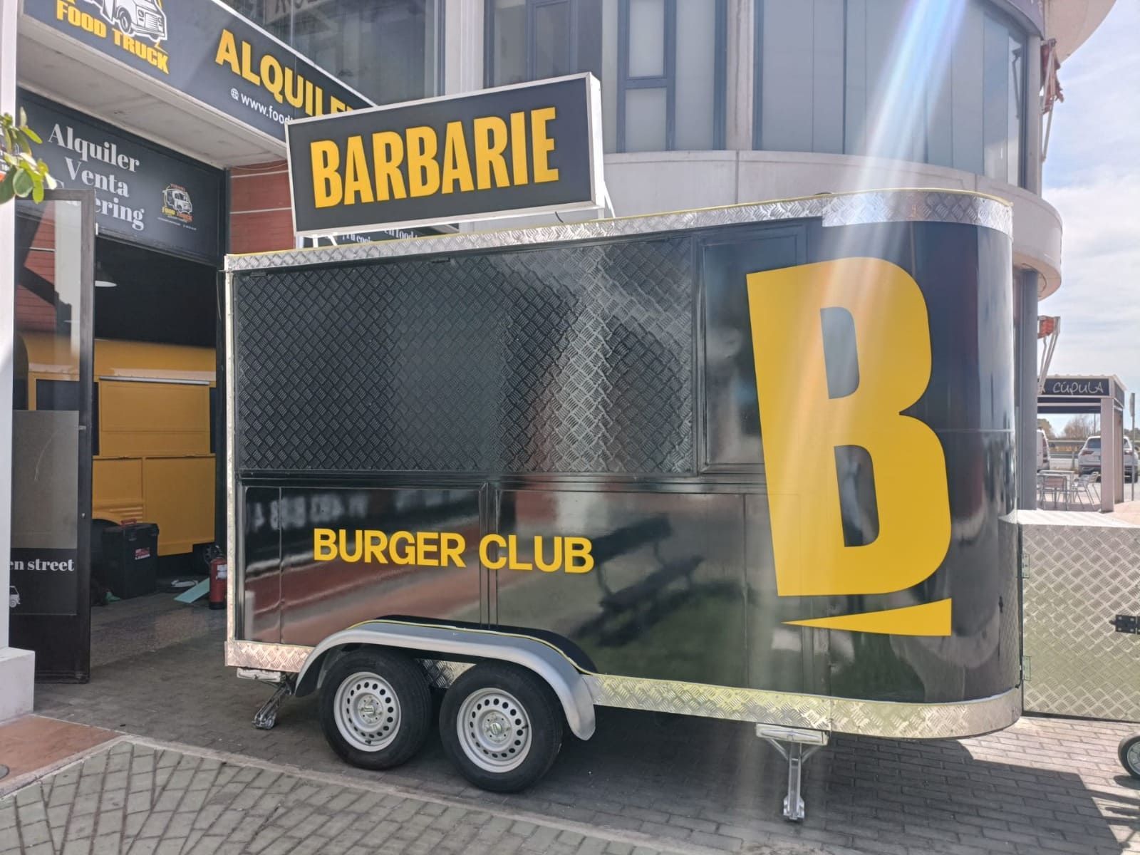 Un remolque de comida negro y amarillo del