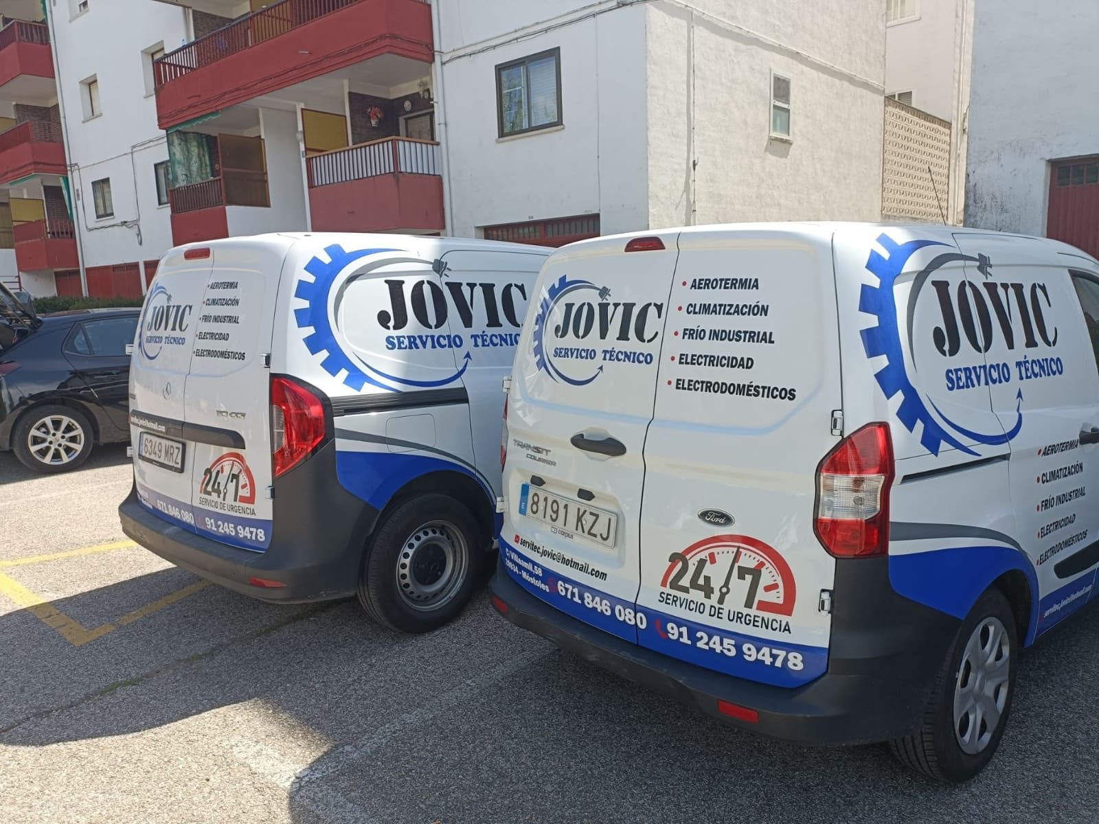 Dos furgonetas blancas de servicio con la marca