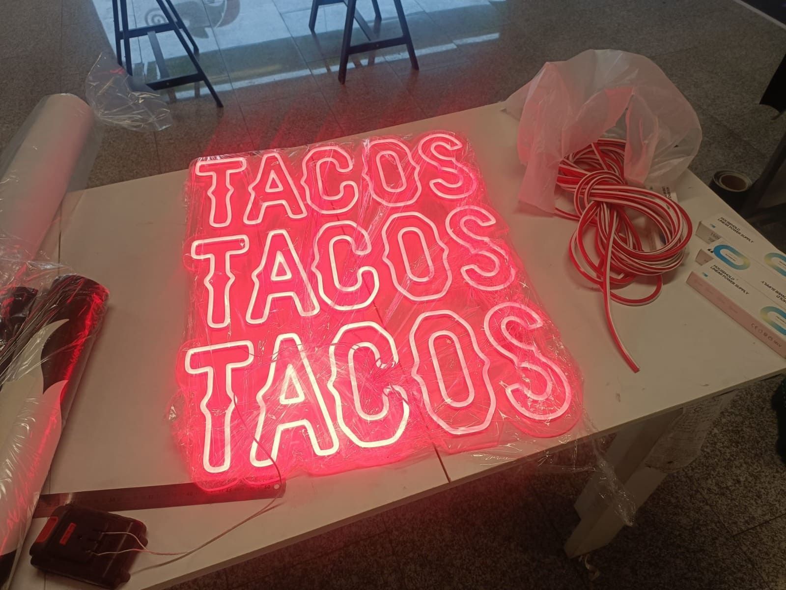 Un letrero de neón brillante que muestra la palabra