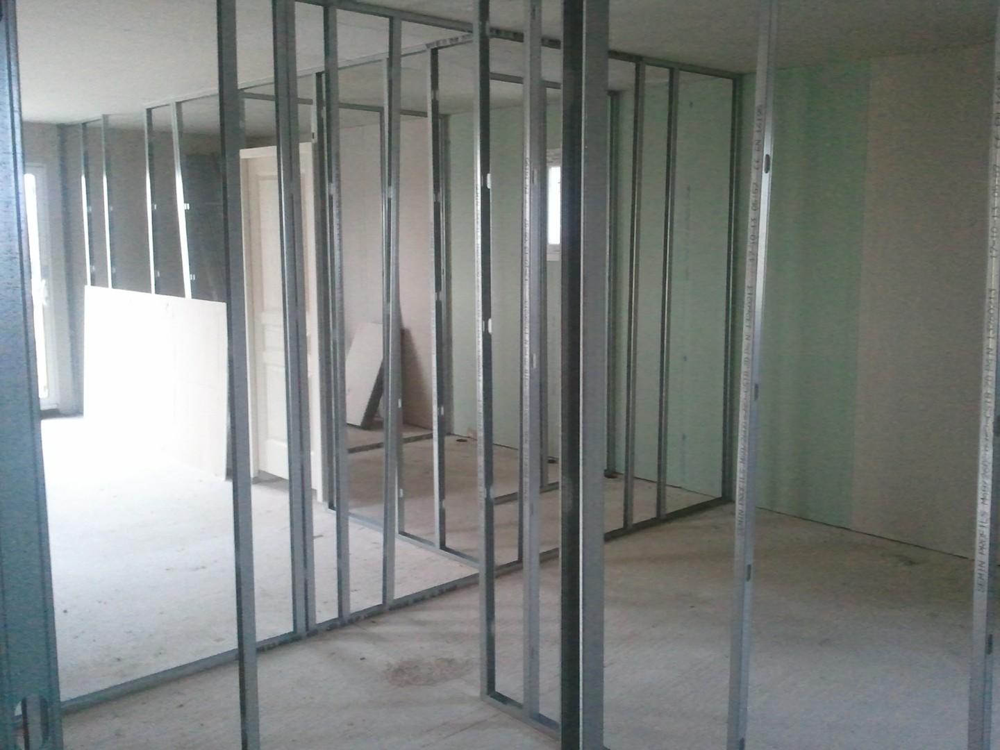 Pose des ossatures pour les cloisons