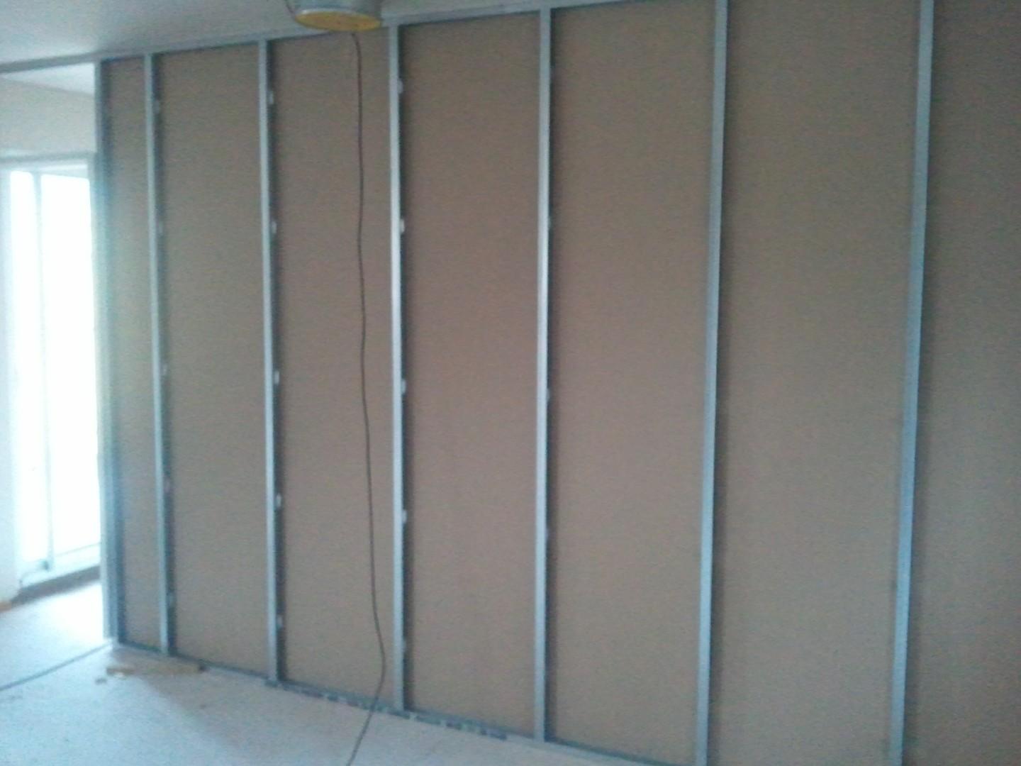 Pose de la première paroi en plaques de plâtre pour les cloisons