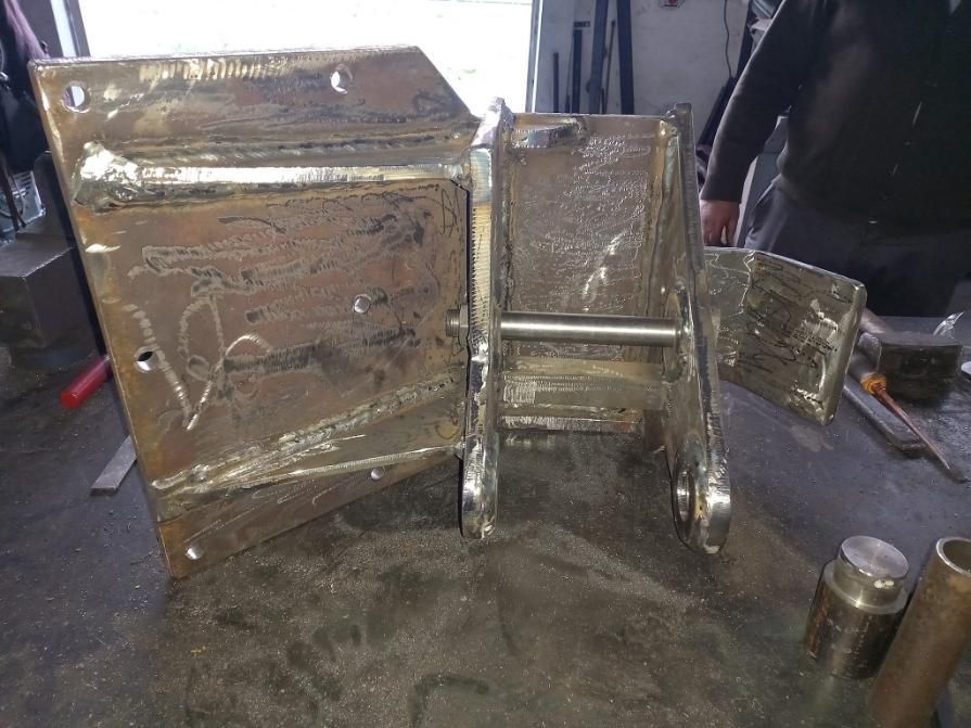 Soporte de acero soldado, apoyado sobre una superficie de trabajo, posiblemente para maquinaria o construcción.