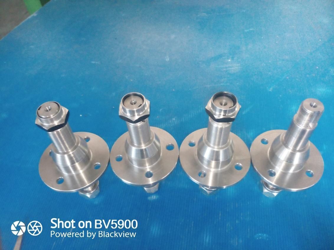 Cuatro componentes de metal plateado con cabezas hexagonales, bases circulares y ejes cilíndricos