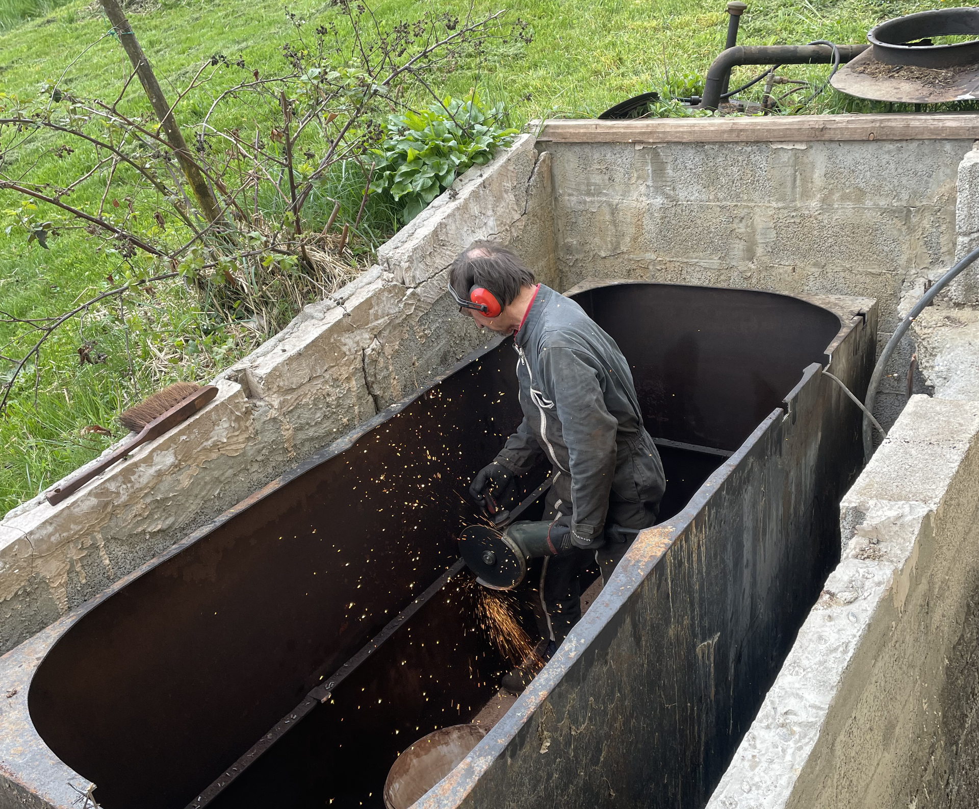 Découpe d'une cuve à fioul