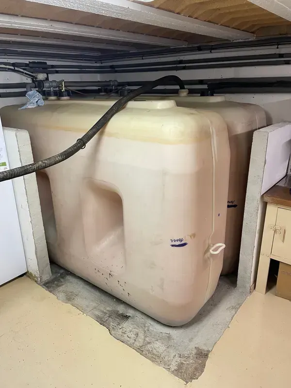 Cuve à fioul en plastique dans une cave