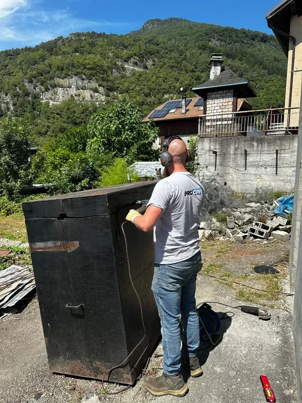 Homme de Procuve découpant une cuve en métal