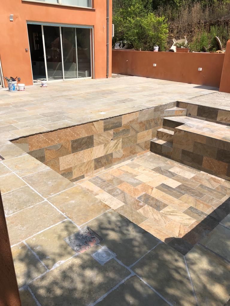 Carrelage de piscine : carreaux ocre