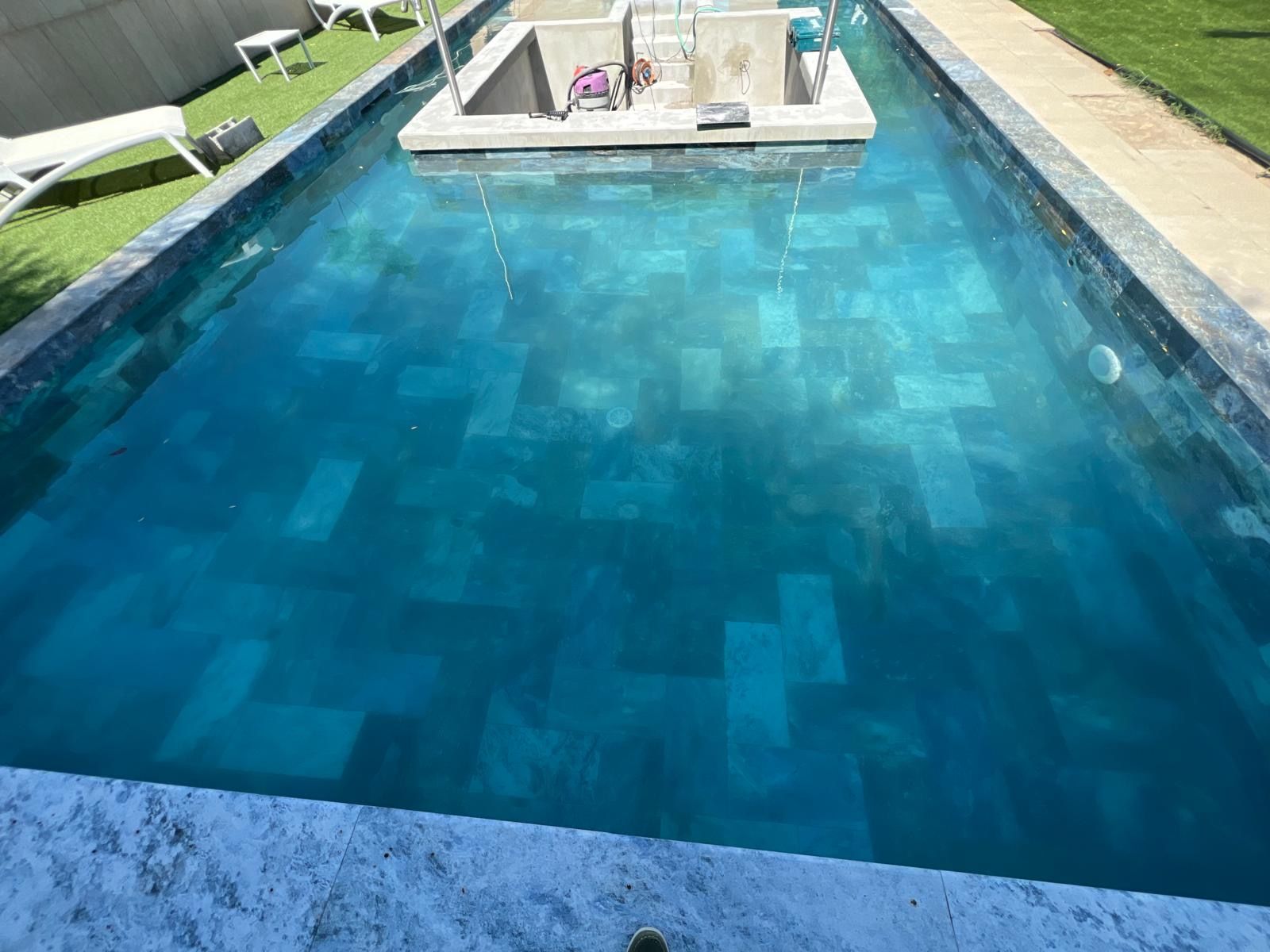 Piscine avec PVC armé imitation carrelage