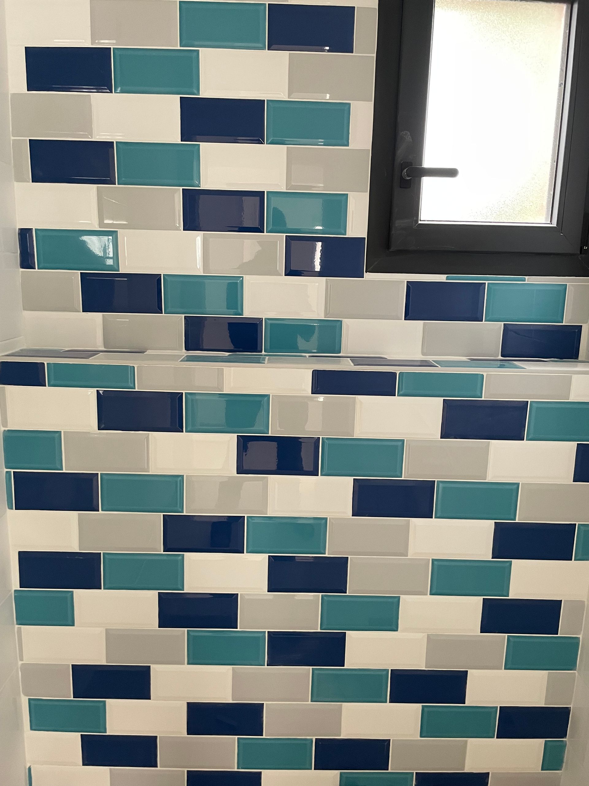 Pose de carreaux de carrelage métro