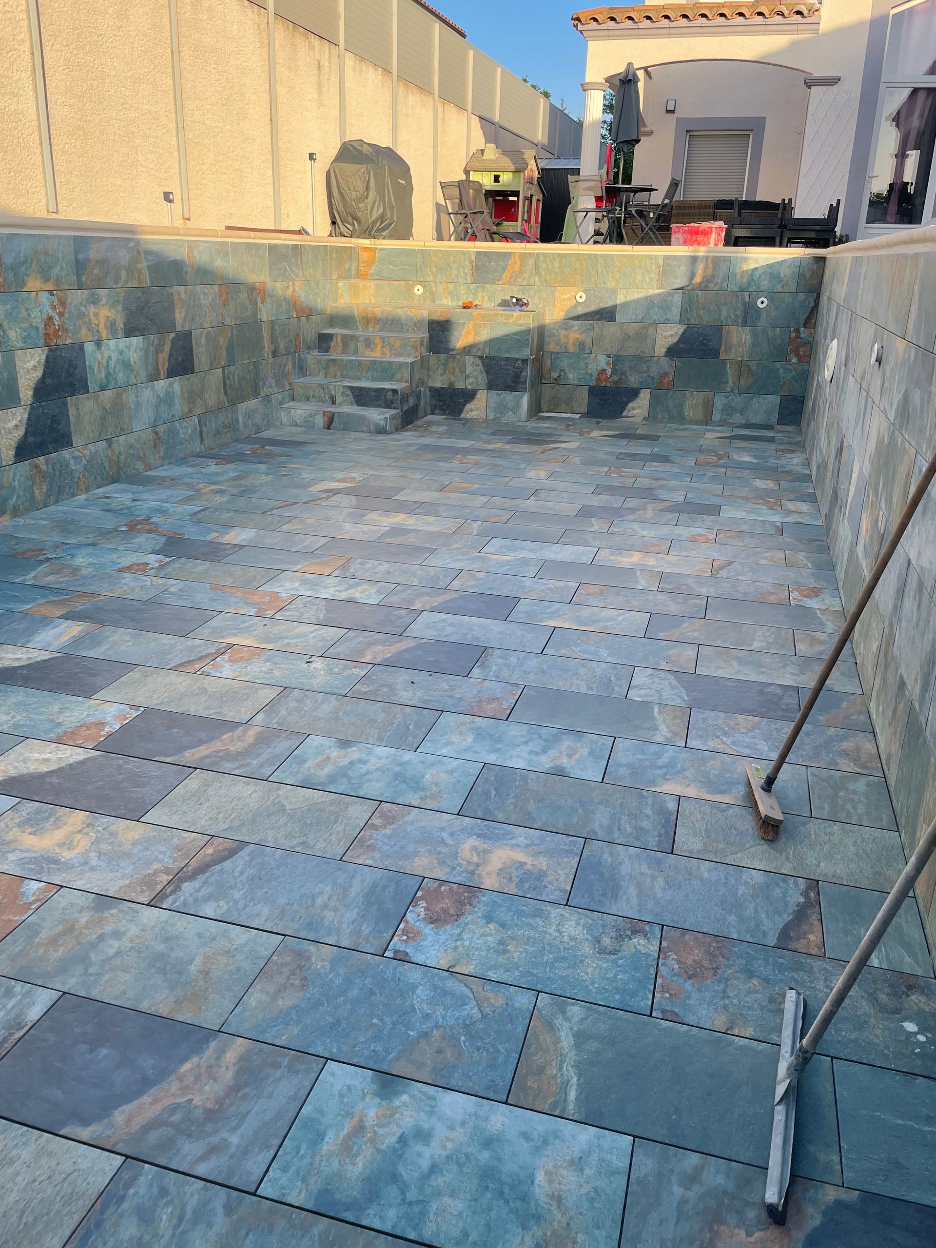 Pose de carrelage pour la création d'une piscine