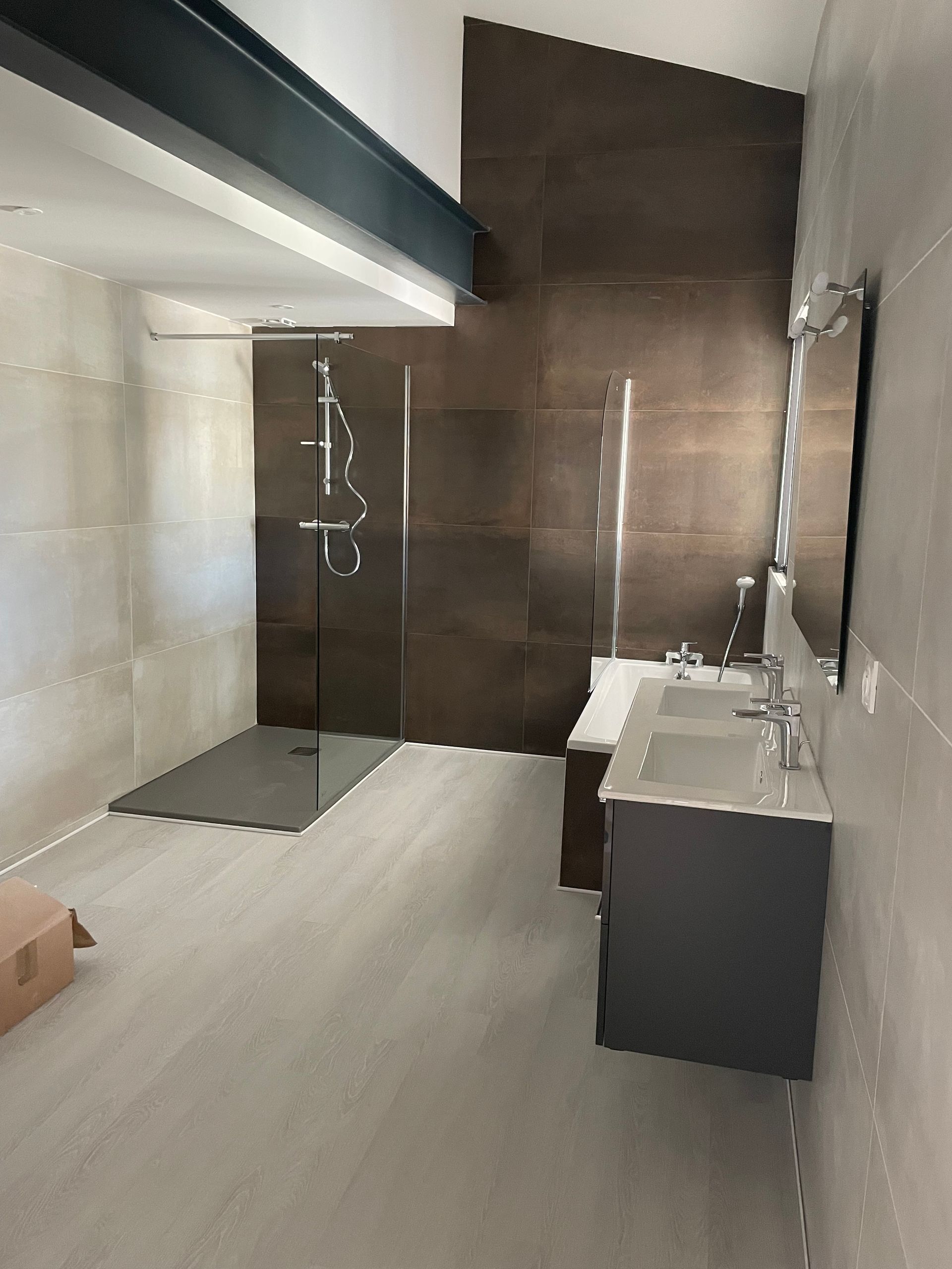 Carrelage 70x50 deux colories pour sol et murs de salle de bains