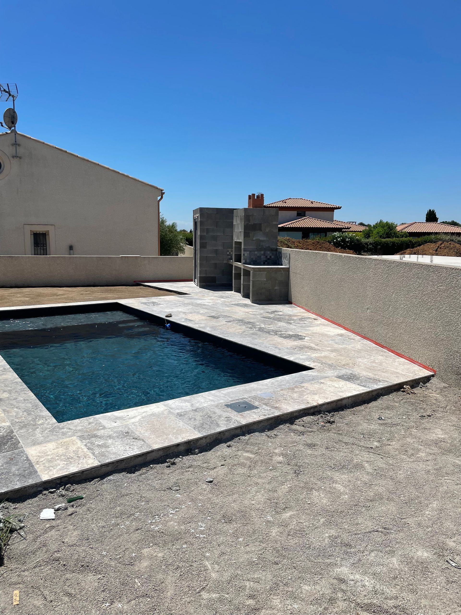Plage de piscine et cuisine d'été