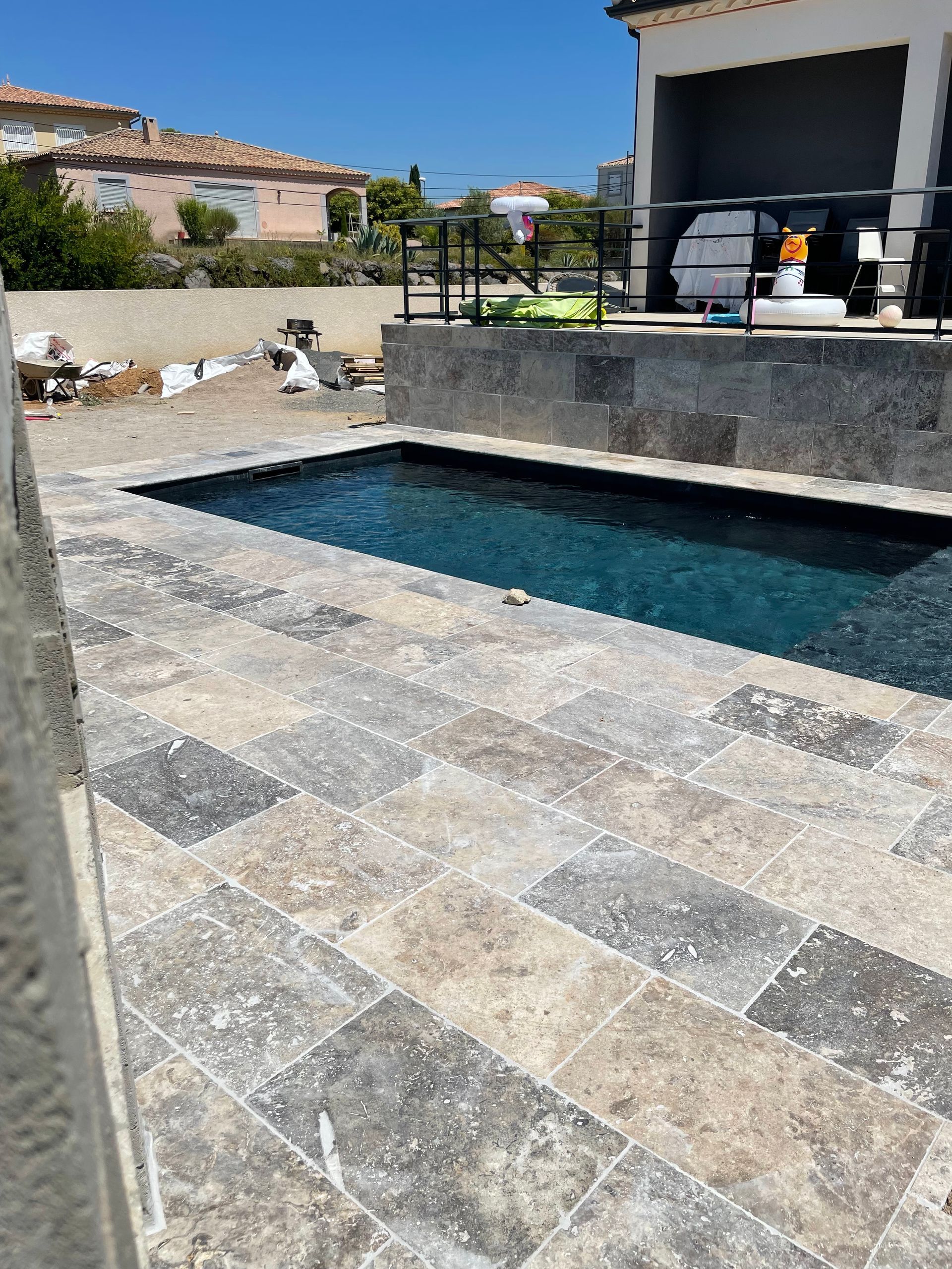 Pose de carrelage autour d'un bassin de nage à Pézenas