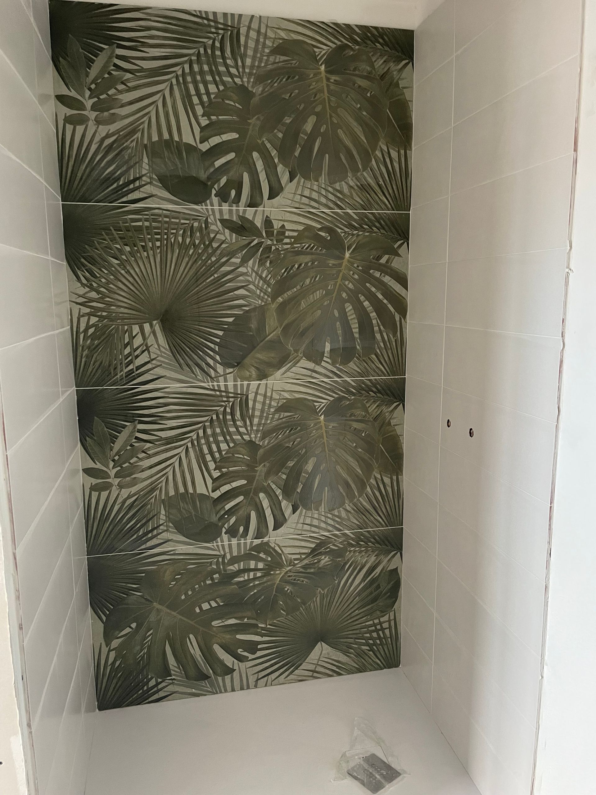 Carrelage avec dessin graphique monstera